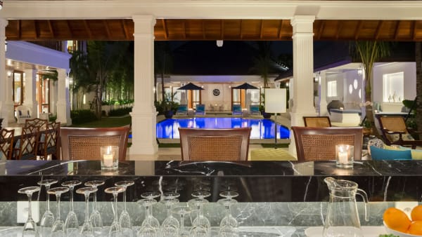 Villa Windu Asri - Bar and pool at night